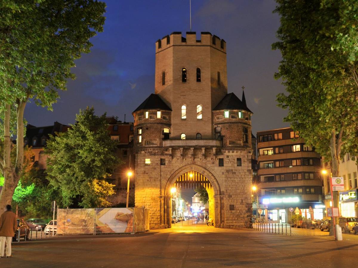 Die angestrahlte Severinstorburg in Köln