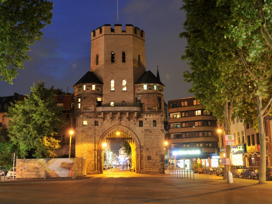Die angestrahlte Severinstorburg in Köln