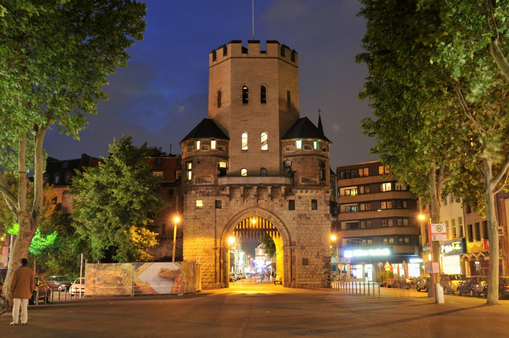 Die angestrahlte Severinstorburg in Köln