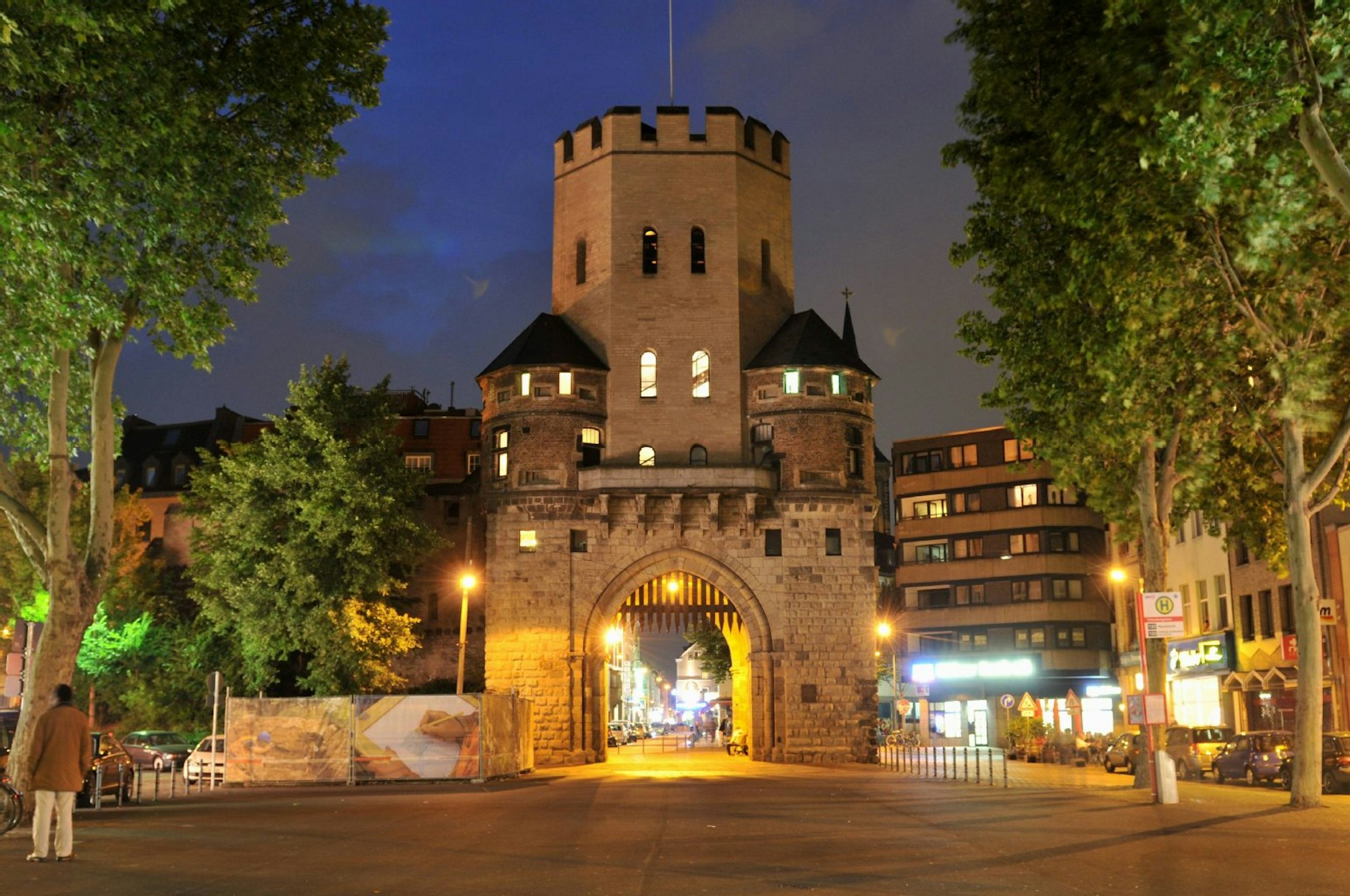Die angestrahlte Severinstorburg in Köln