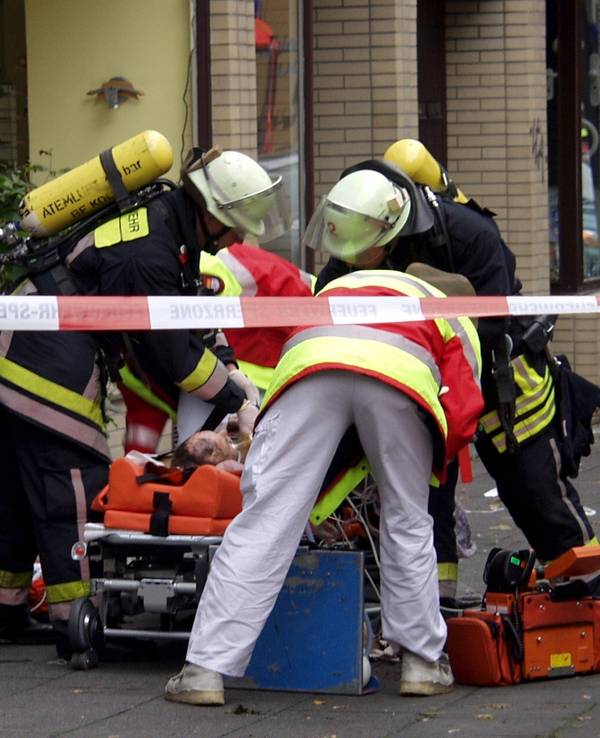 Einsatzkräfte am Neumarkt nach der Gasexplosion