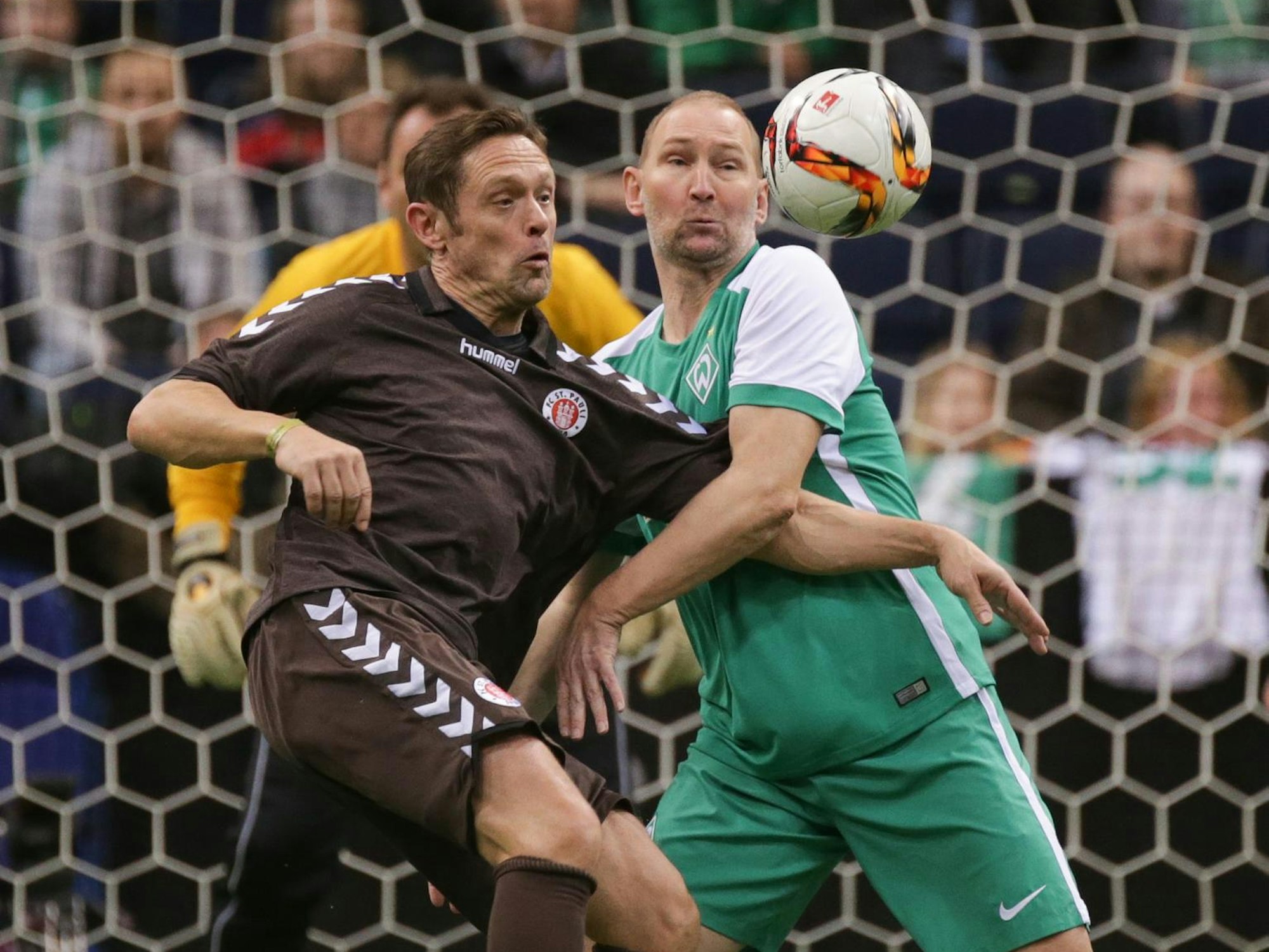 Dieter Eilts bei einem Hallenturnier im Zweikampf