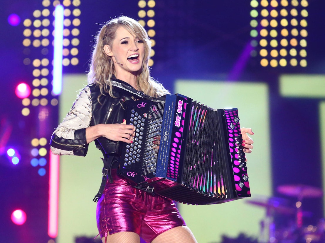 Melissa Naschenweng auf der Bühne.