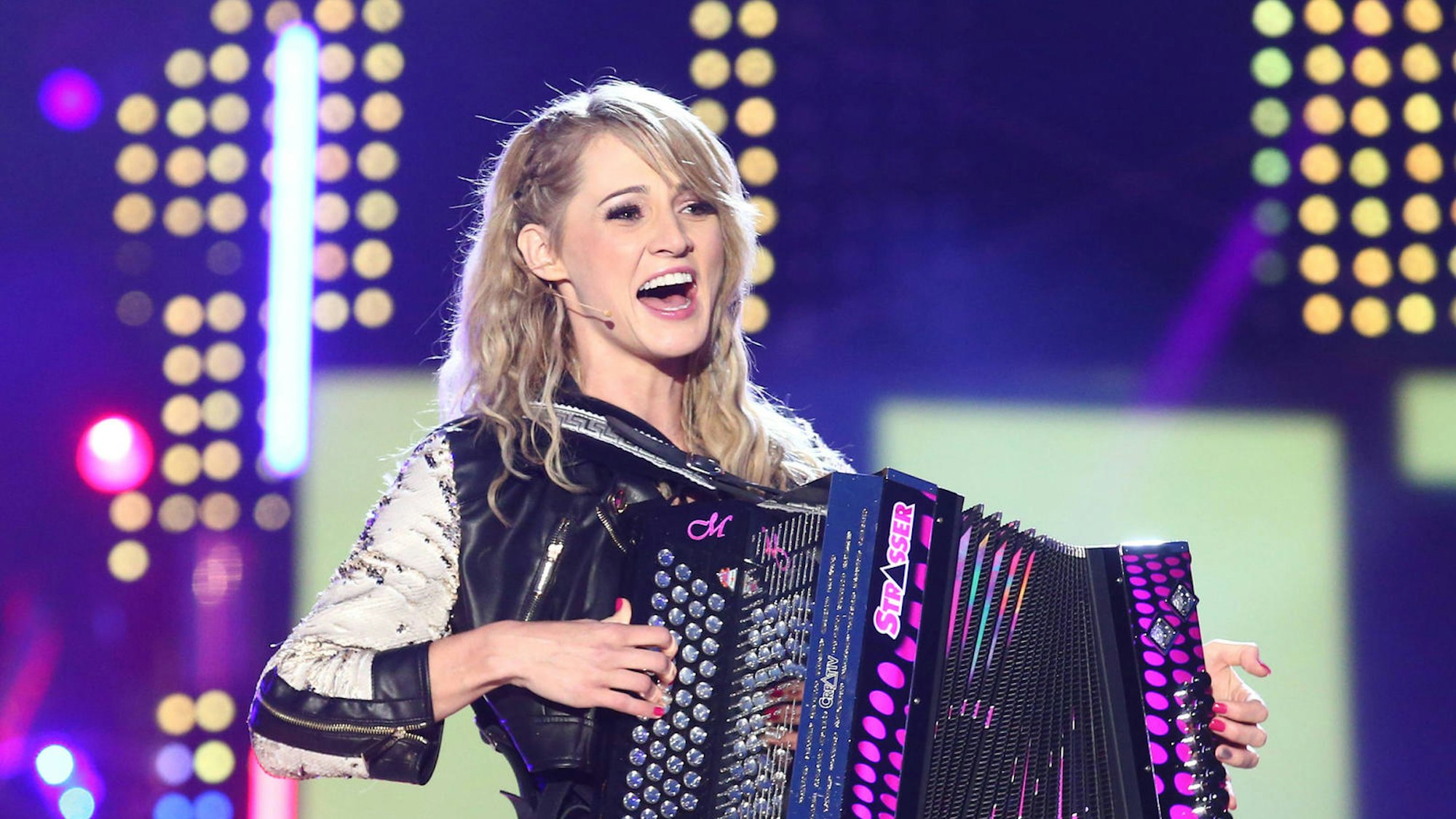 Melissa Naschenweng auf der Bühne.