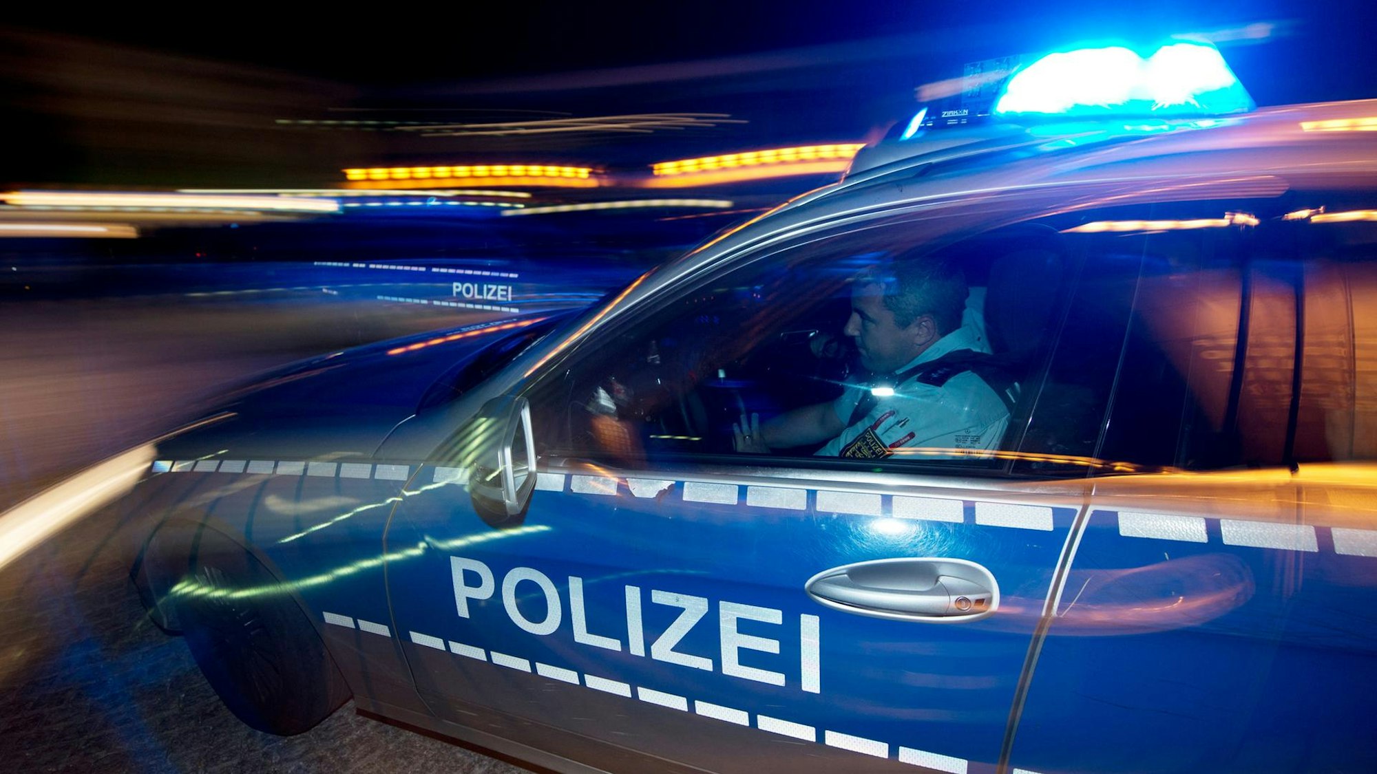 Polizeieinsatz in der Nacht. (Symbolfoto)