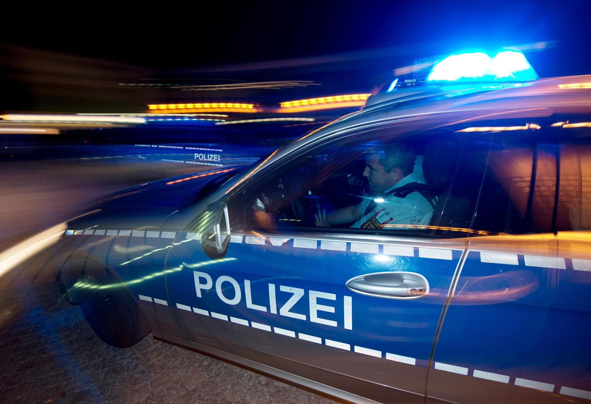 Nächtlicher Polizeieinsatz mit Streifenwagen nach Einbruch in Bonn (Symbolfoto).