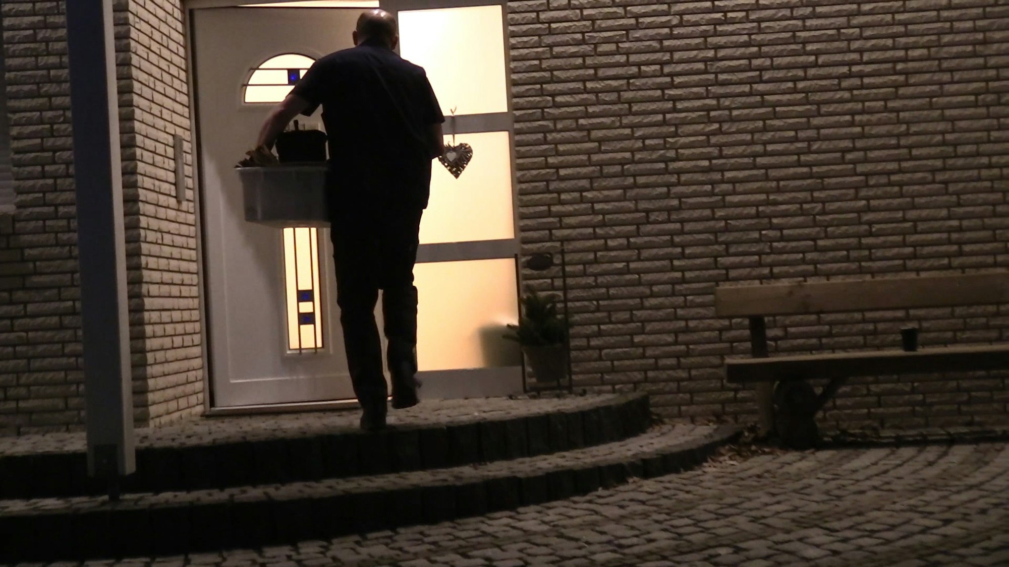 Duennwald_Toetungsdelikt_Tuer