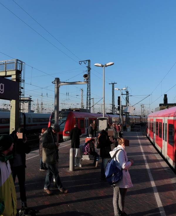 An der Haltestelle Köln Hansaring warten Menschen auf die Bahn.
