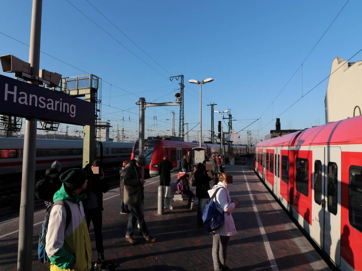An der Haltestelle Köln Hansaring warten Menschen auf die Bahn.
