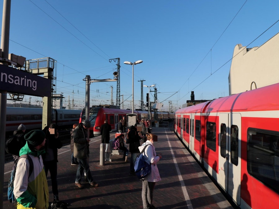 An der Haltestelle Köln Hansaring warten Menschen auf die Bahn.