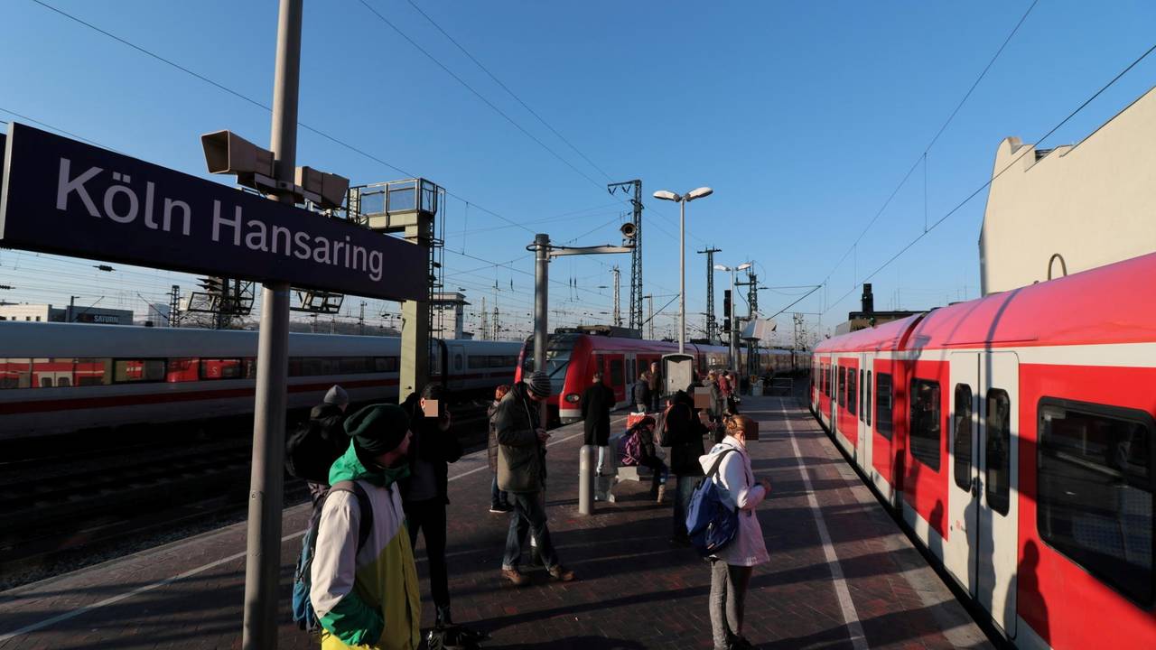 An der Haltestelle Köln Hansaring warten Menschen auf die Bahn.
