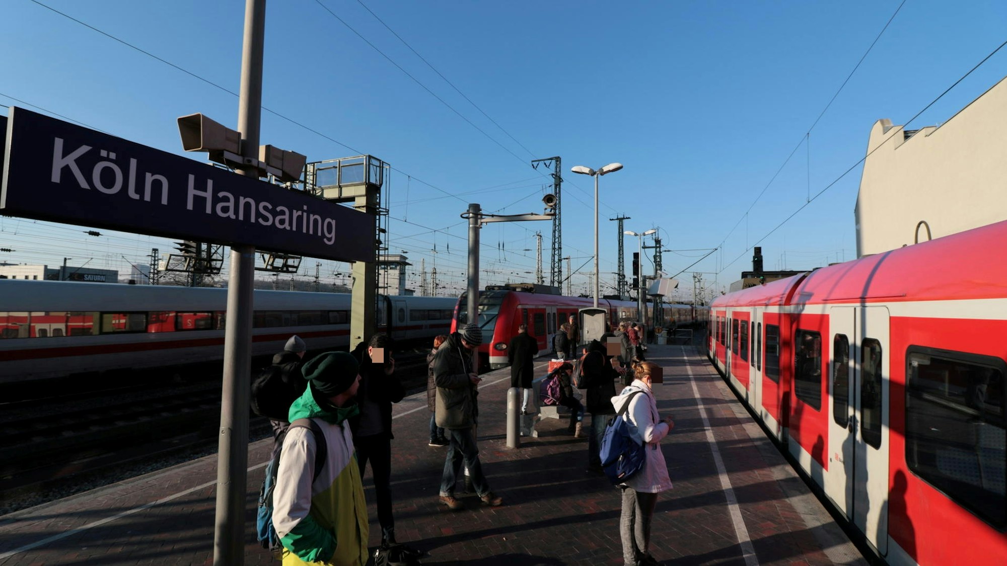 An der Haltestelle Köln Hansaring warten Menschen auf die Bahn.