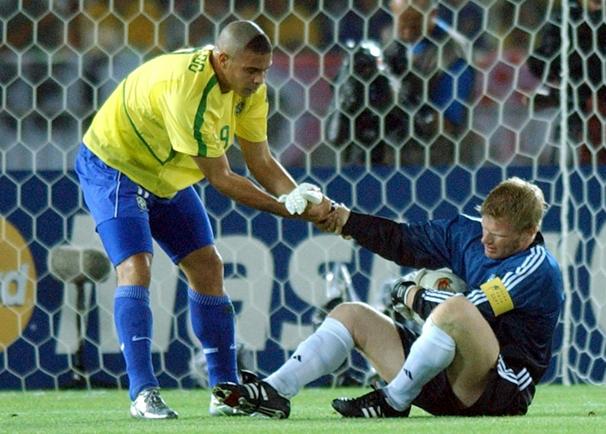 Ronaldo entschuldigt sich mit 19 Jahren Abstand für Kult-Frisur bei WM 2002.