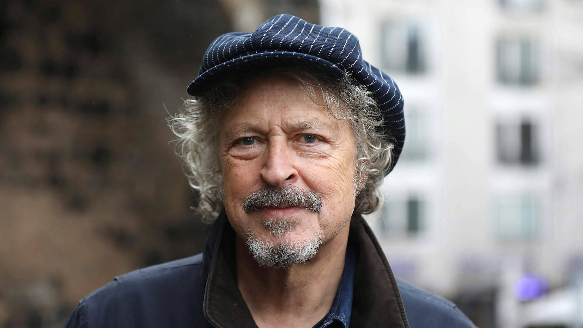 Wolfgang Niedecken steht vor der Severinstorburg in der Kölner Südstadt.