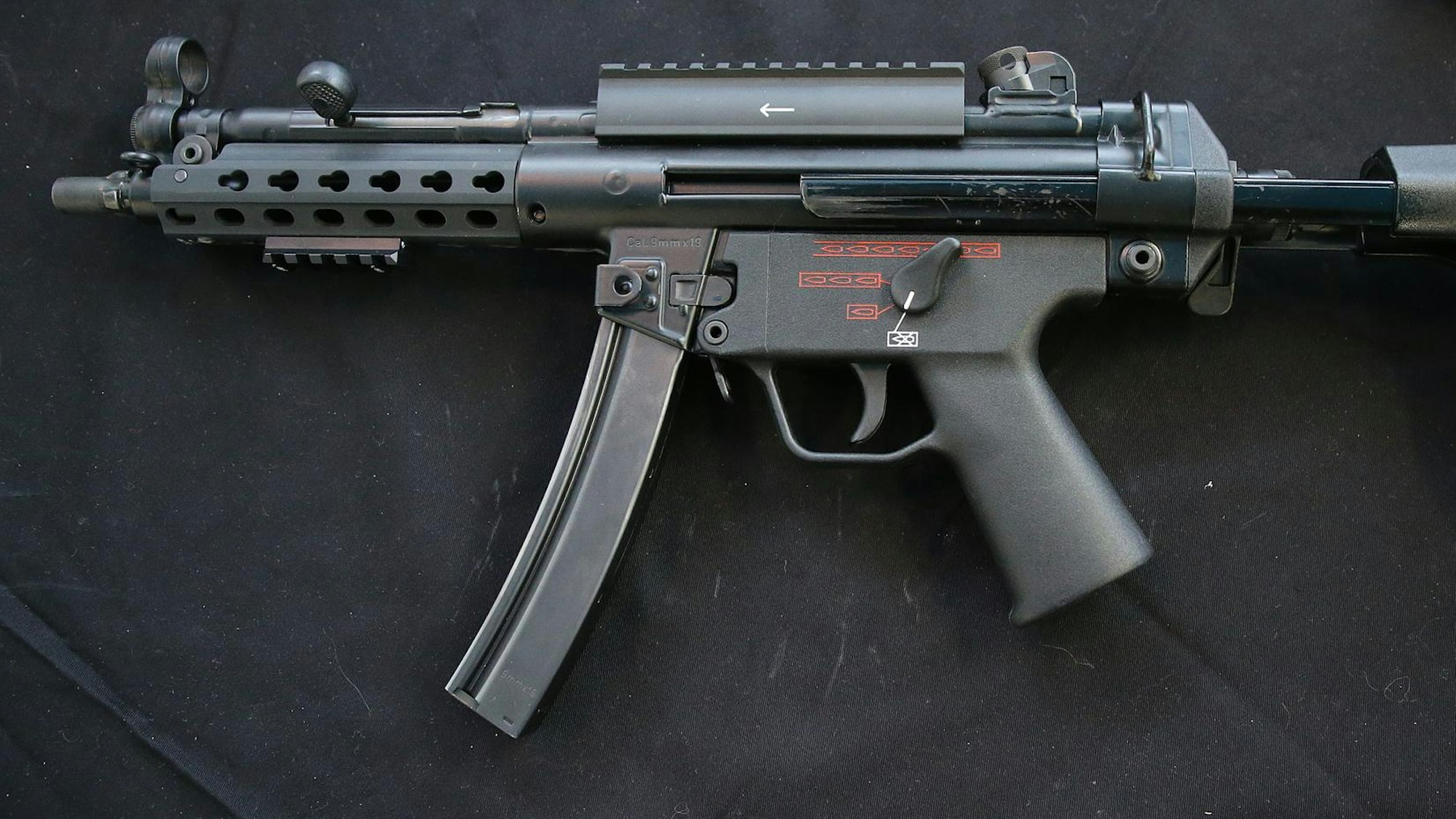 Eine Maschinenpistole liegt auf einem Tisch.