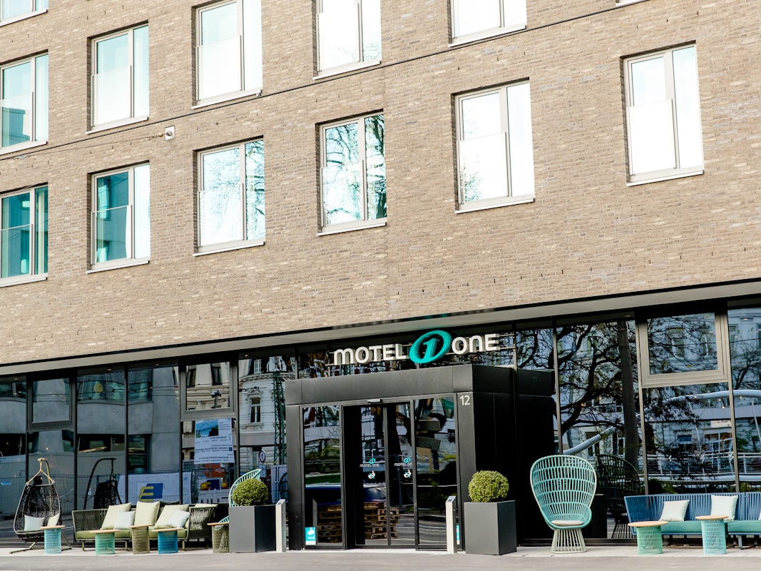 Front-Ansicht des neu eröffneten Motel One Bonn Hauptbahnhof.