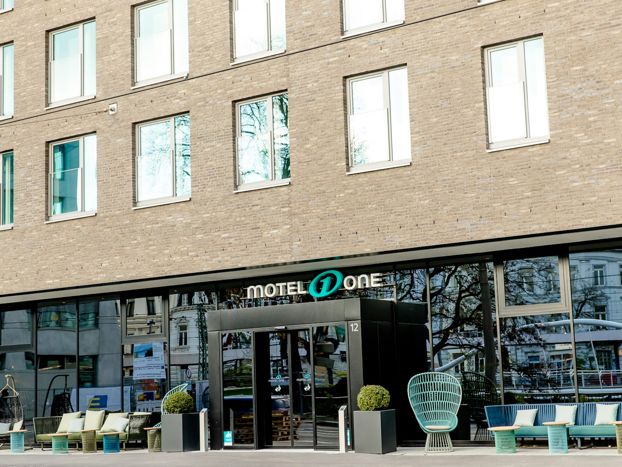 Front-Ansicht des neu eröffneten Motel One Bonn Hauptbahnhof.