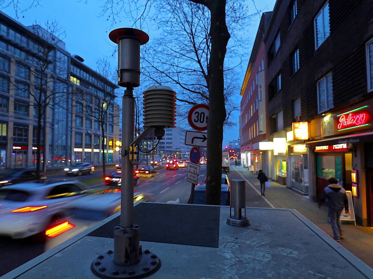 Autos fahren über eine Straße.