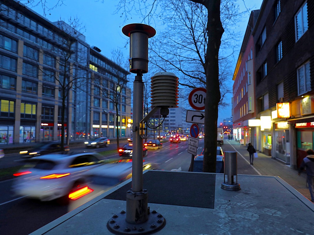Autos fahren über eine Straße.