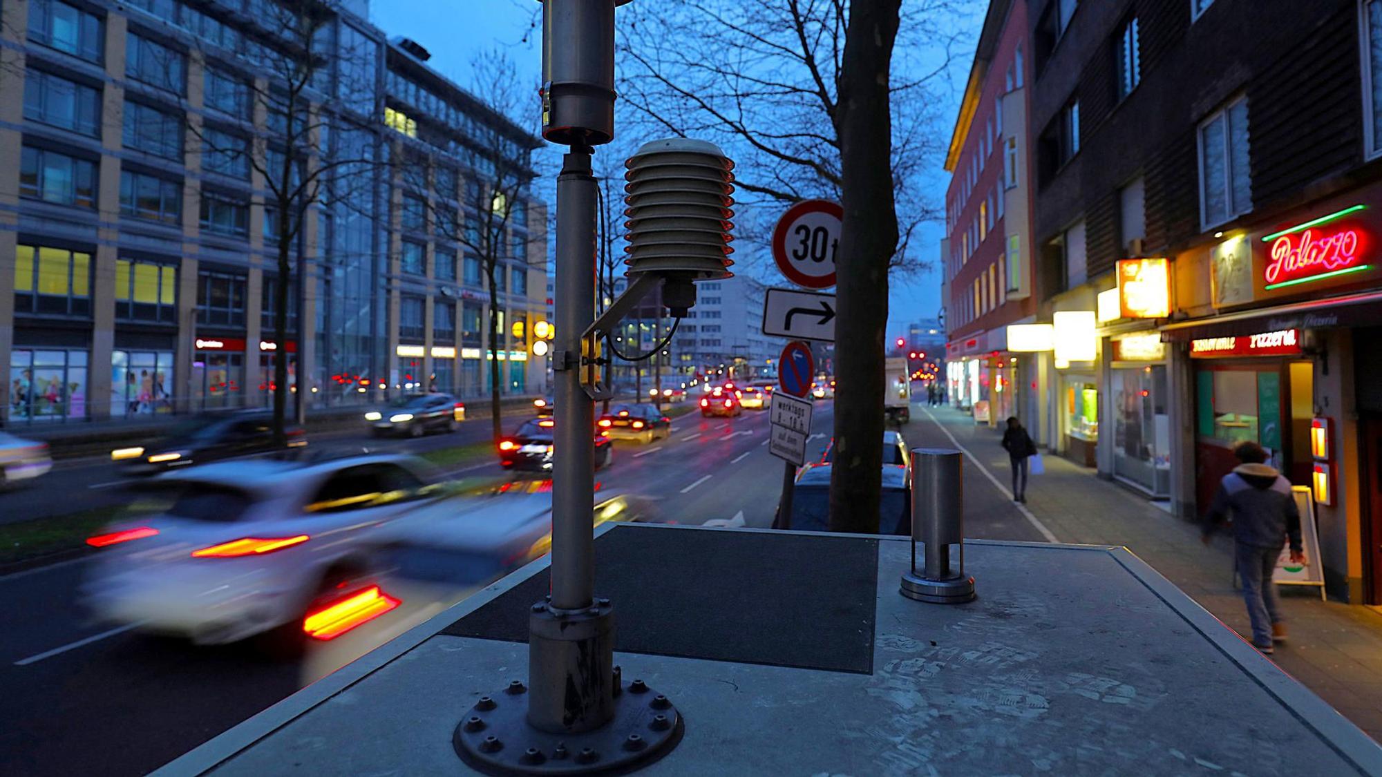 Autos fahren über eine Straße.