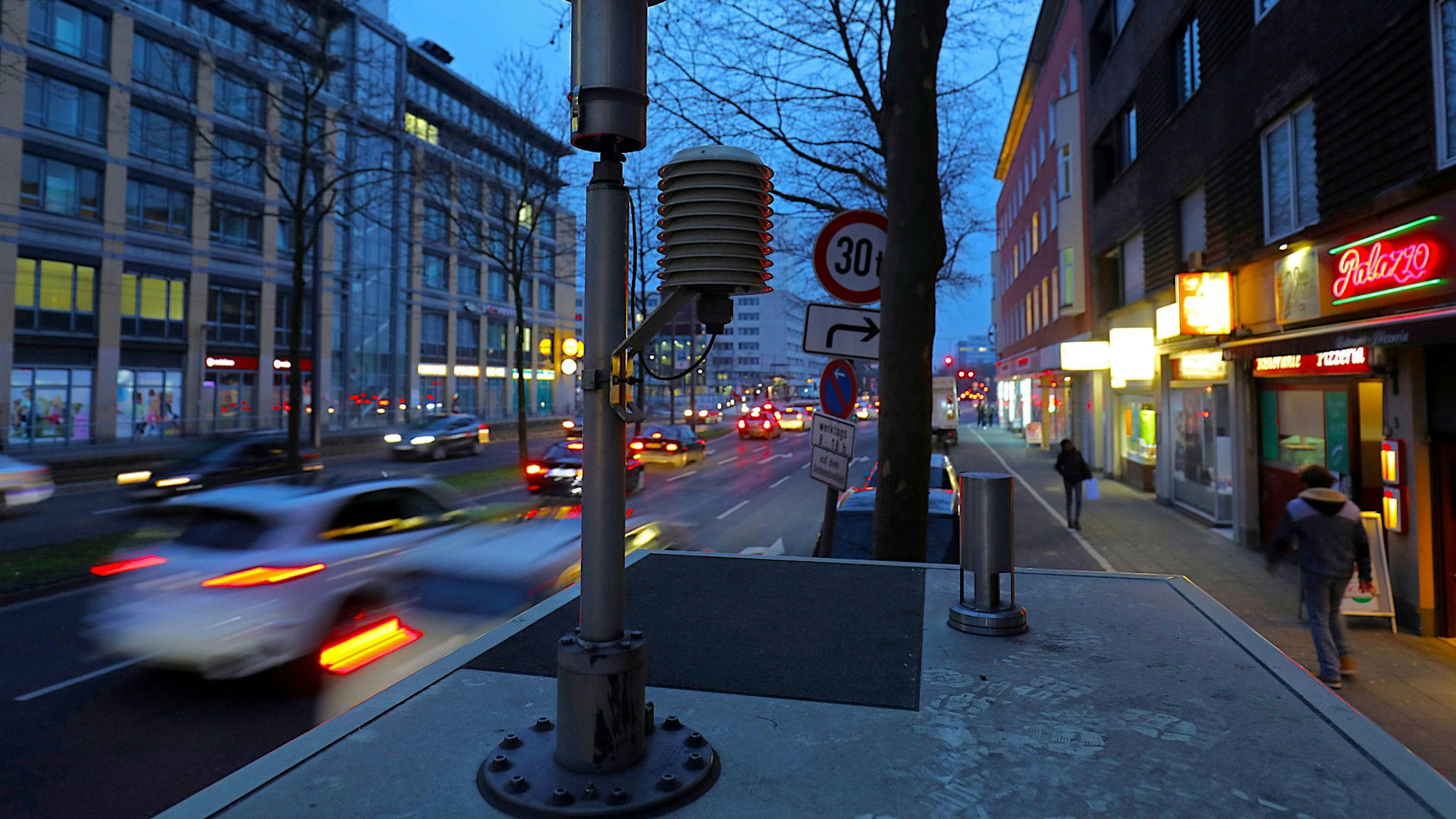 Autos fahren über eine Straße.