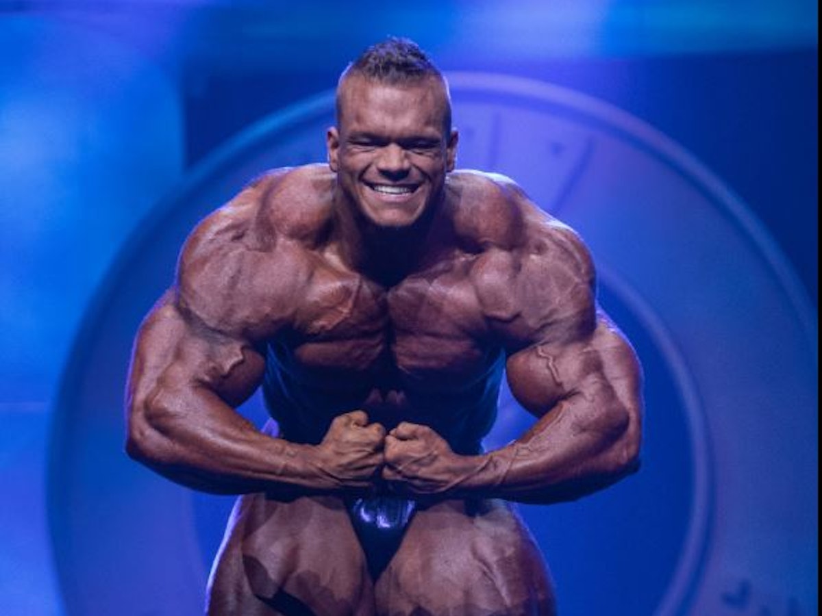 Dallas McCarver posiert