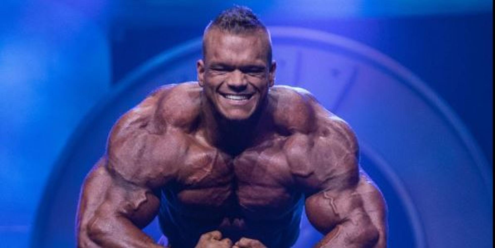 Dallas McCarver posiert
