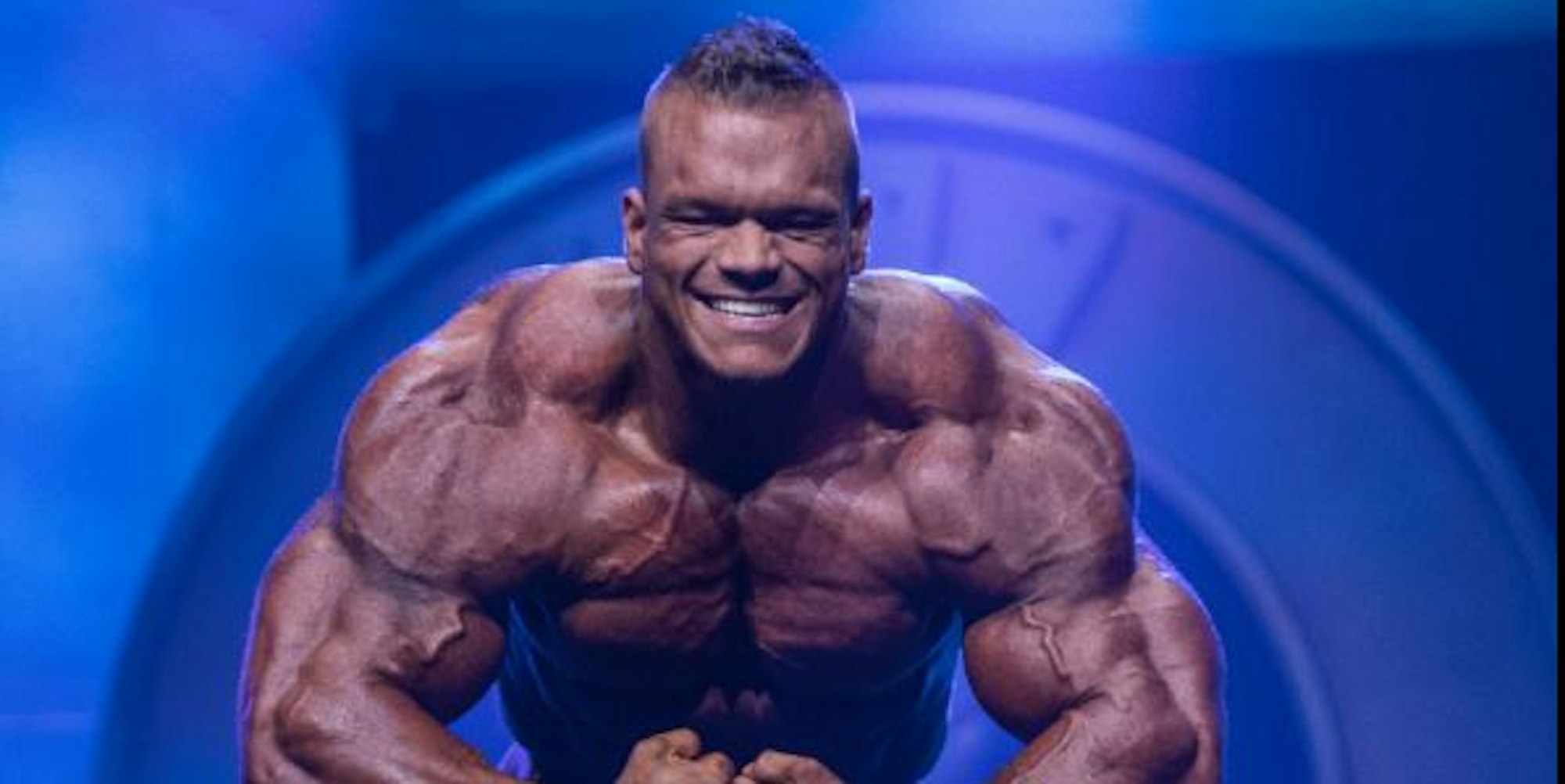 Dallas McCarver posiert