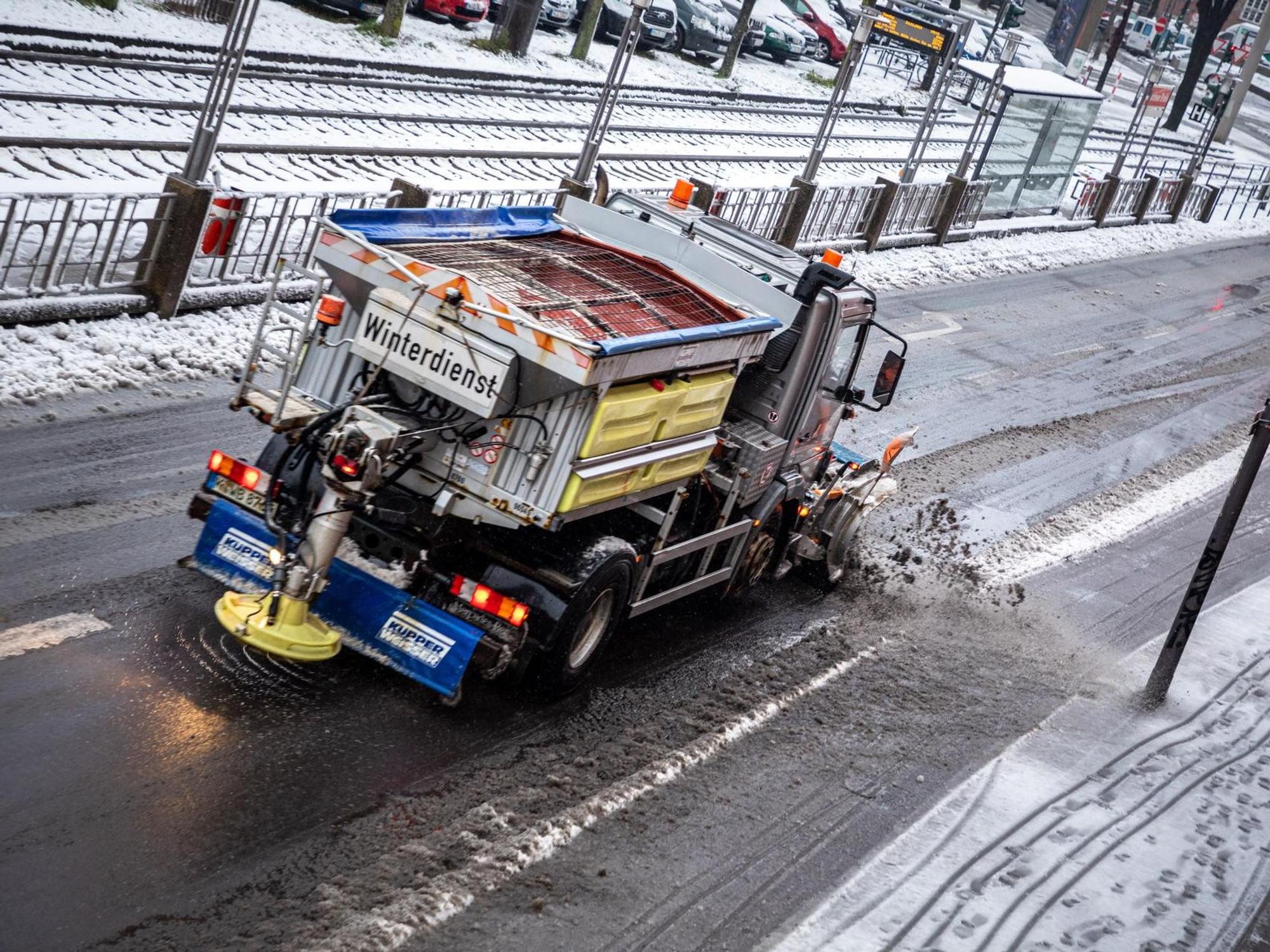 Der Winterdienst der Abfallwirtschaftsbetriebe fährt über eine Straße.