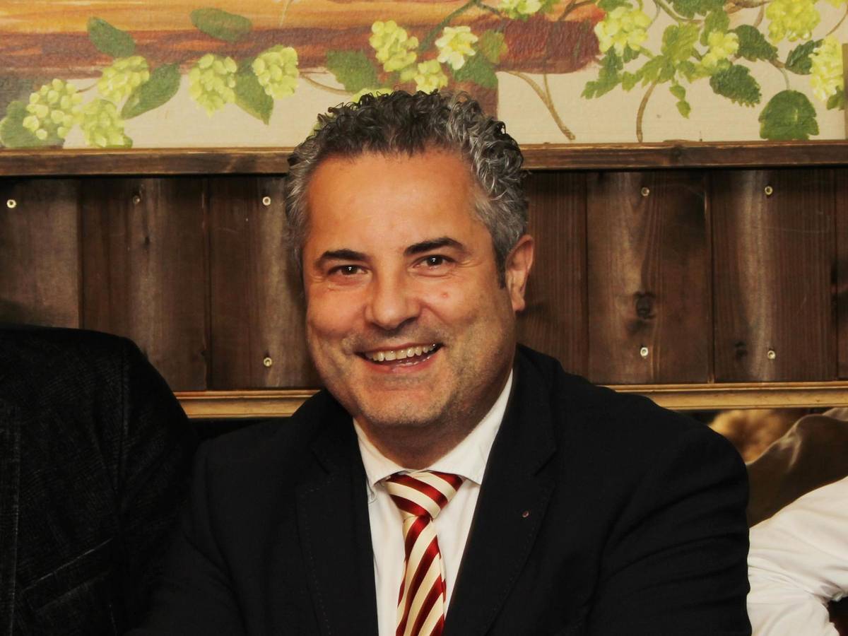 Prinzen-Garde-Präsident Dino Massi lacht in die Kamera.