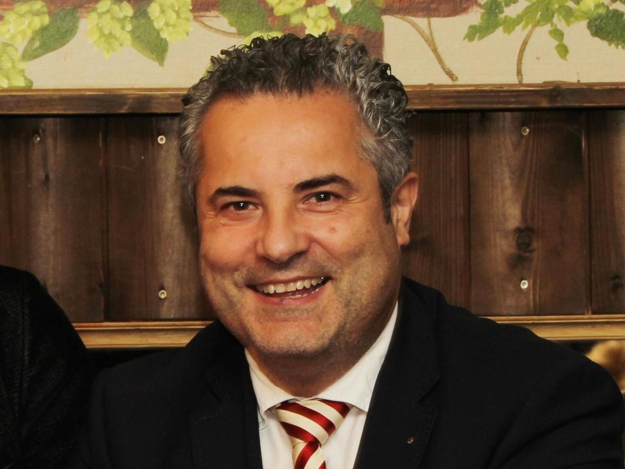 Prinzen-Garde-Präsident Dino Massi lacht in die Kamera.