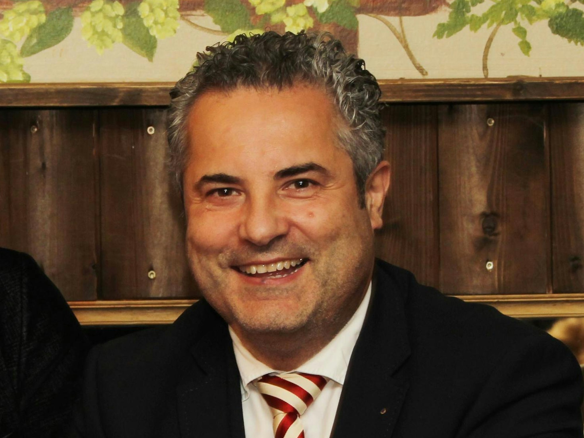 Prinzen-Garde-Präsident Dino Massi lacht in die Kamera.