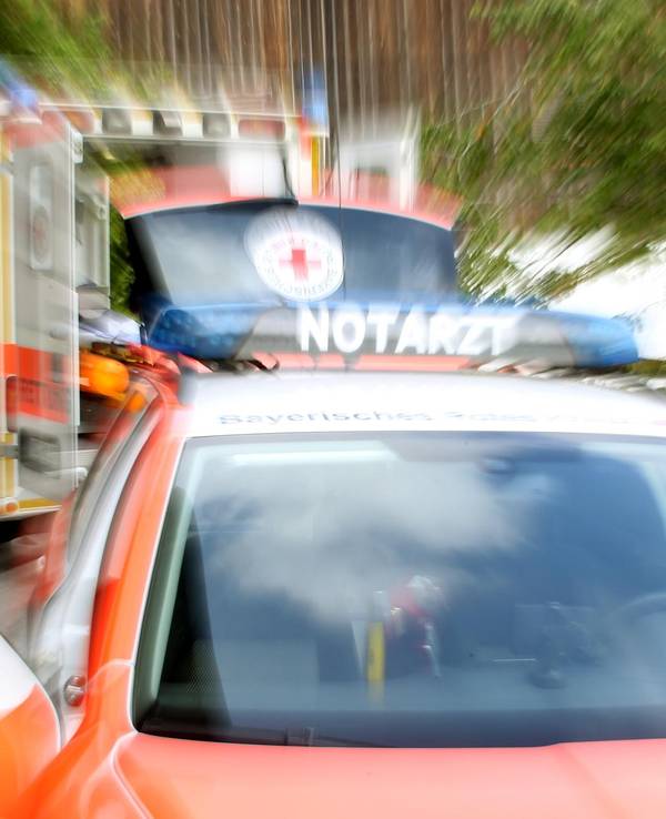 Ein Rettungs- und ein Notarztwagen stehen an einer Unfallstelle.