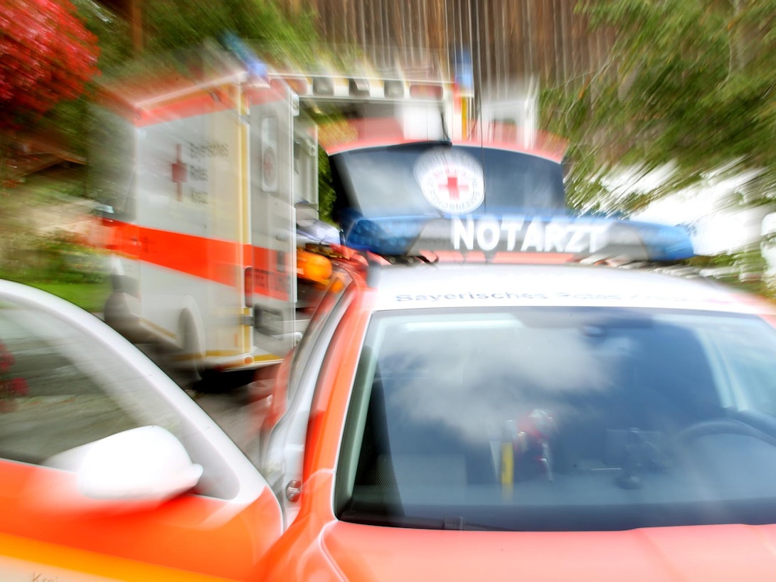 Ein Rettungs- und ein Notarztwagen stehen an einer Unfallstelle.