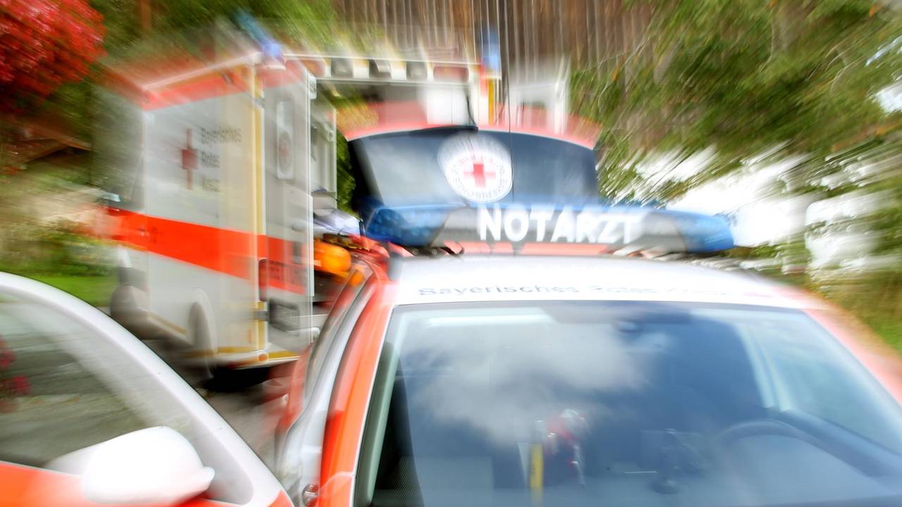 Ein Rettungs- und ein Notarztwagen stehen an einer Unfallstelle.