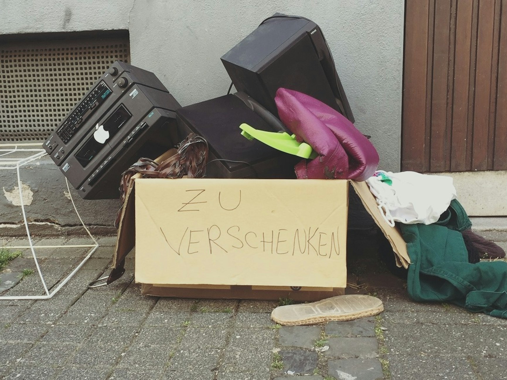 Unrat am Straßenrand mit dem Hinweis zu verschenken.