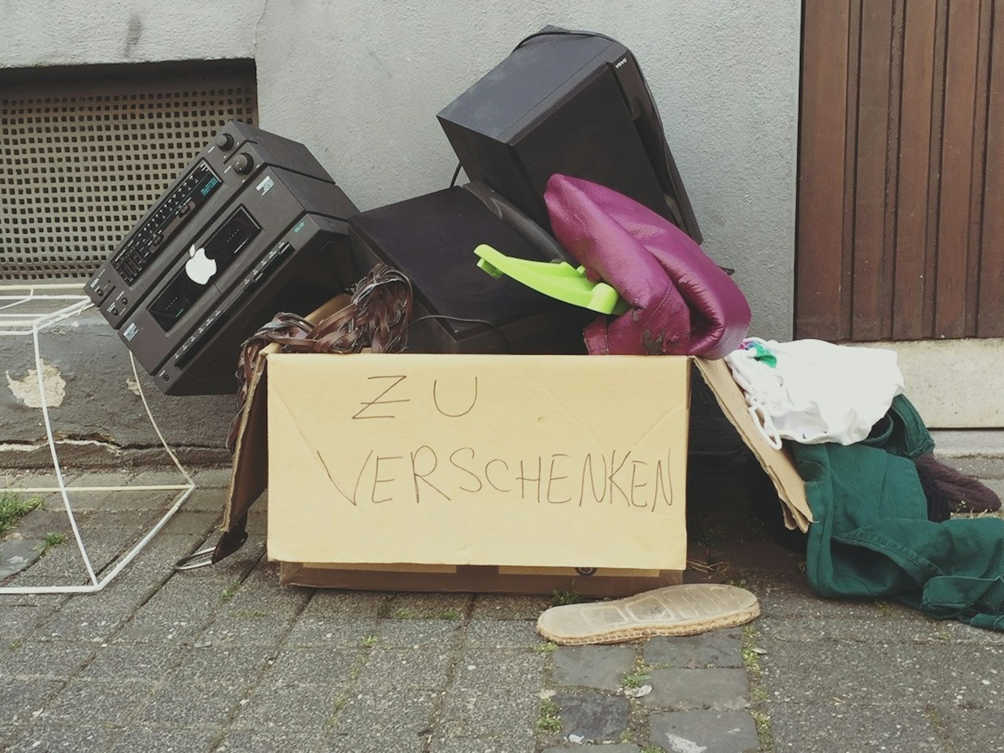 Unrat am Straßenrand mit dem Hinweis zu verschenken.