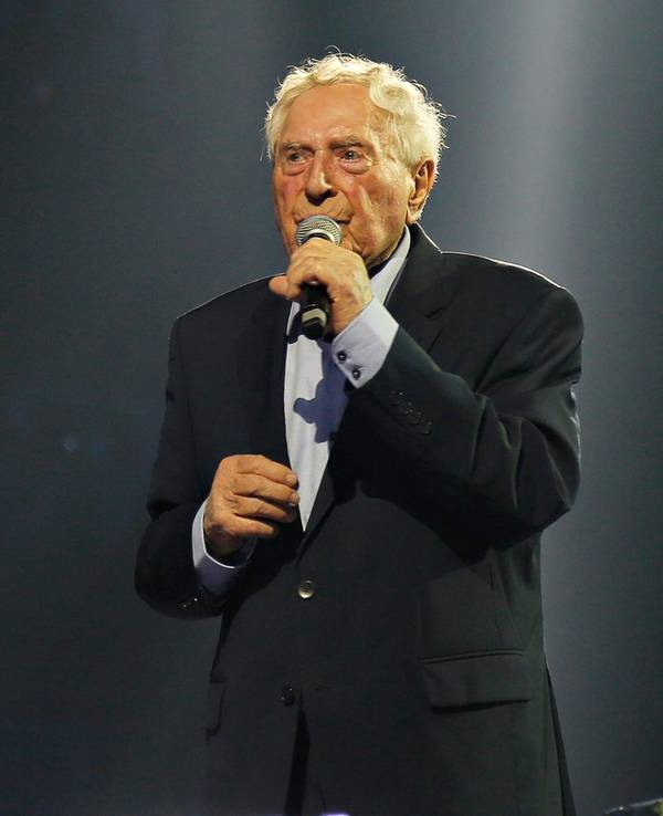 Ludwig Sebus auf der Bühne der Lanxess-Arena bei „Kölle singt“