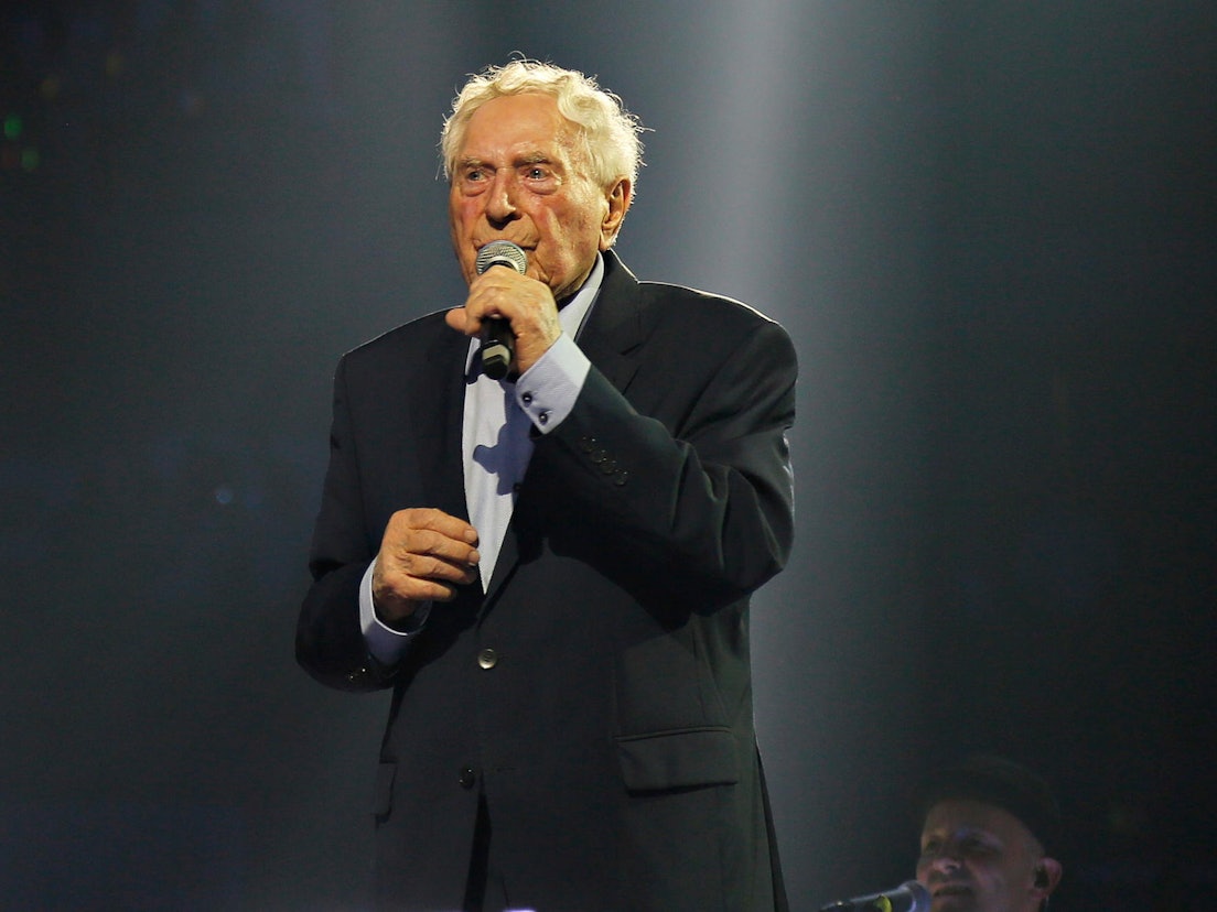 Ludwig Sebus auf der Bühne der Lanxess-Arena bei „Kölle singt“