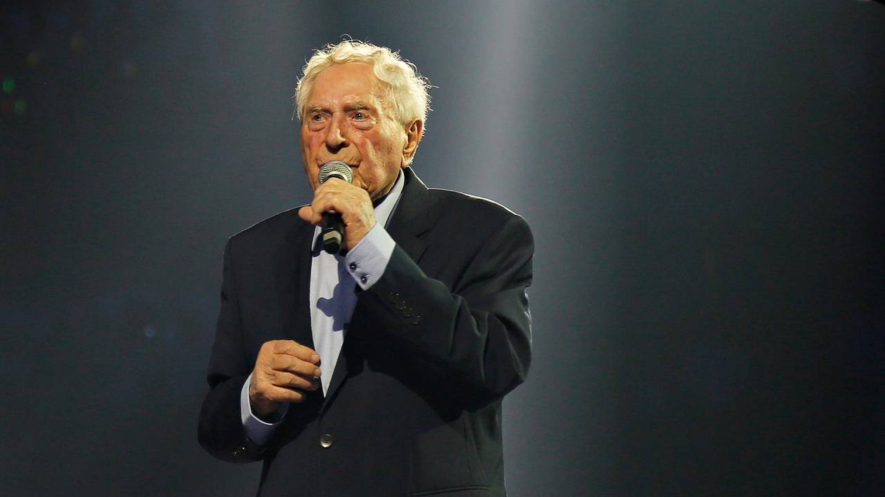 Ludwig Sebus auf der Bühne der Lanxess-Arena bei „Kölle singt“