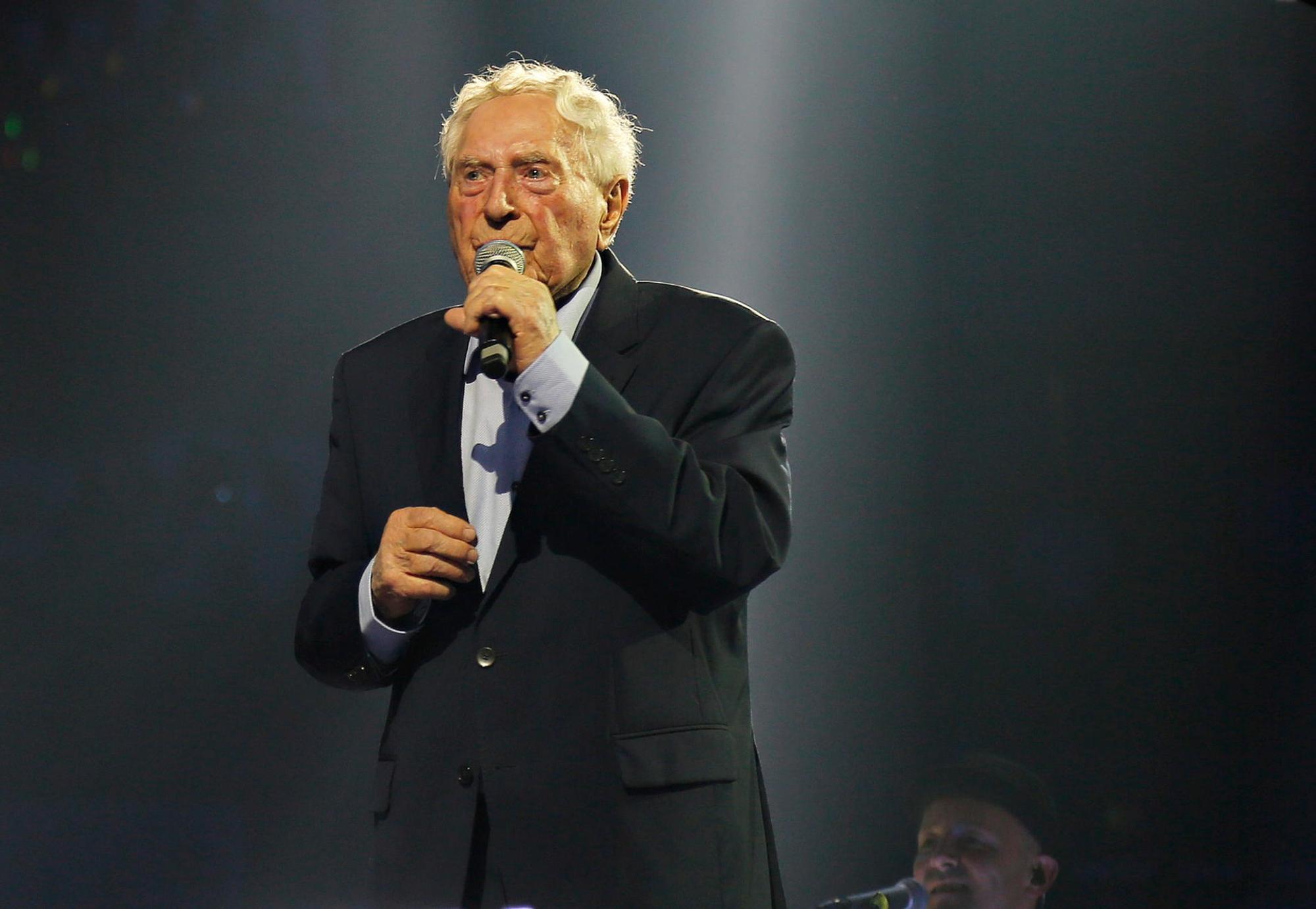 Ludwig Sebus auf der Bühne der Lanxess-Arena bei „Kölle singt“