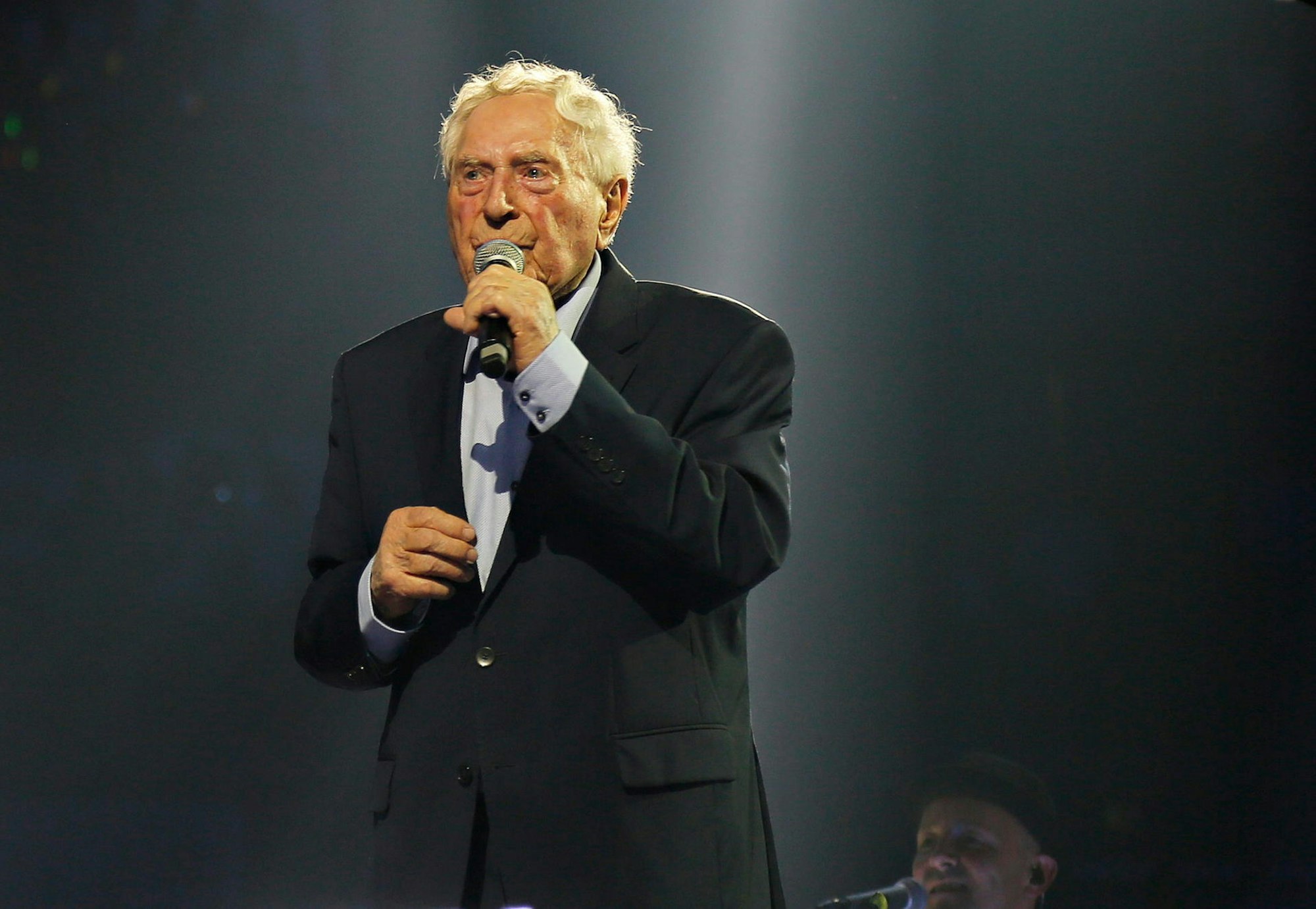 Ludwig Sebus auf der Bühne der Lanxess-Arena bei „Kölle singt“
