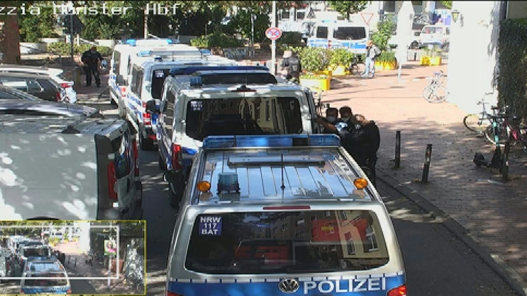 Polizeifahrzeuge stehen am Bahnhof.