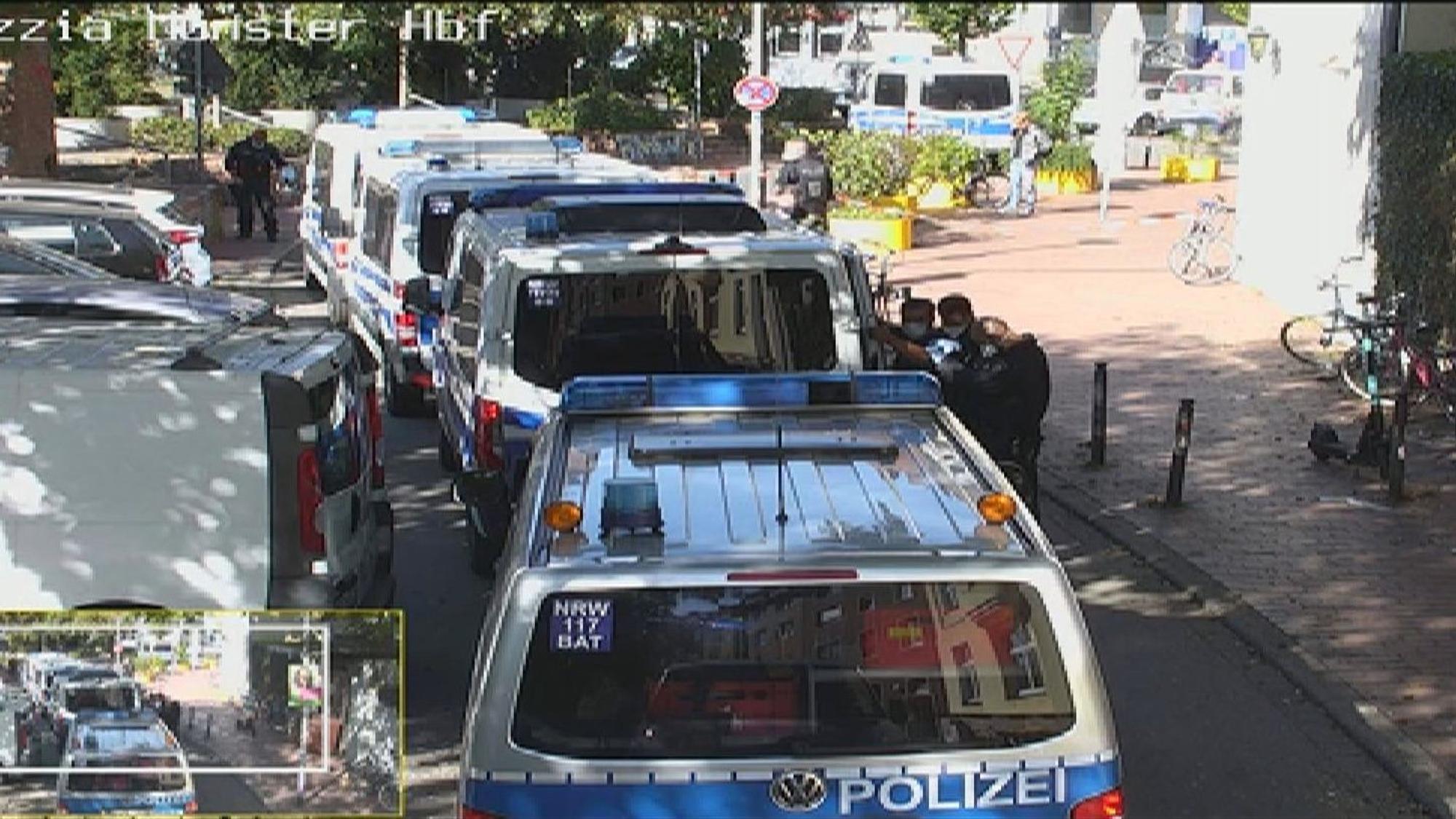 Polizeifahrzeuge stehen am Bahnhof.