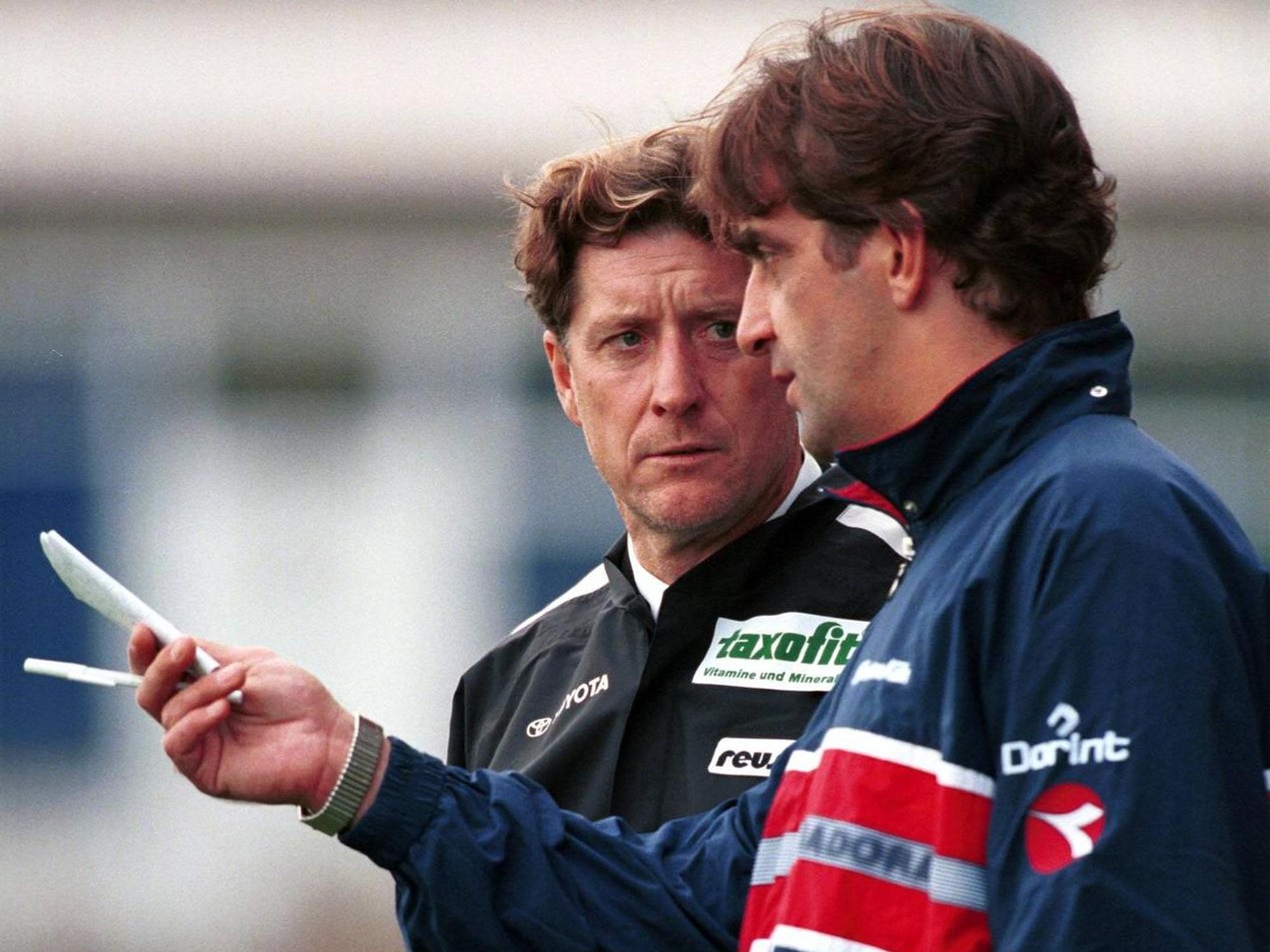 Toni Schumacher mit seinem Assistenten Ralf Minge bei Fortuna Köln im Oktober 1998.