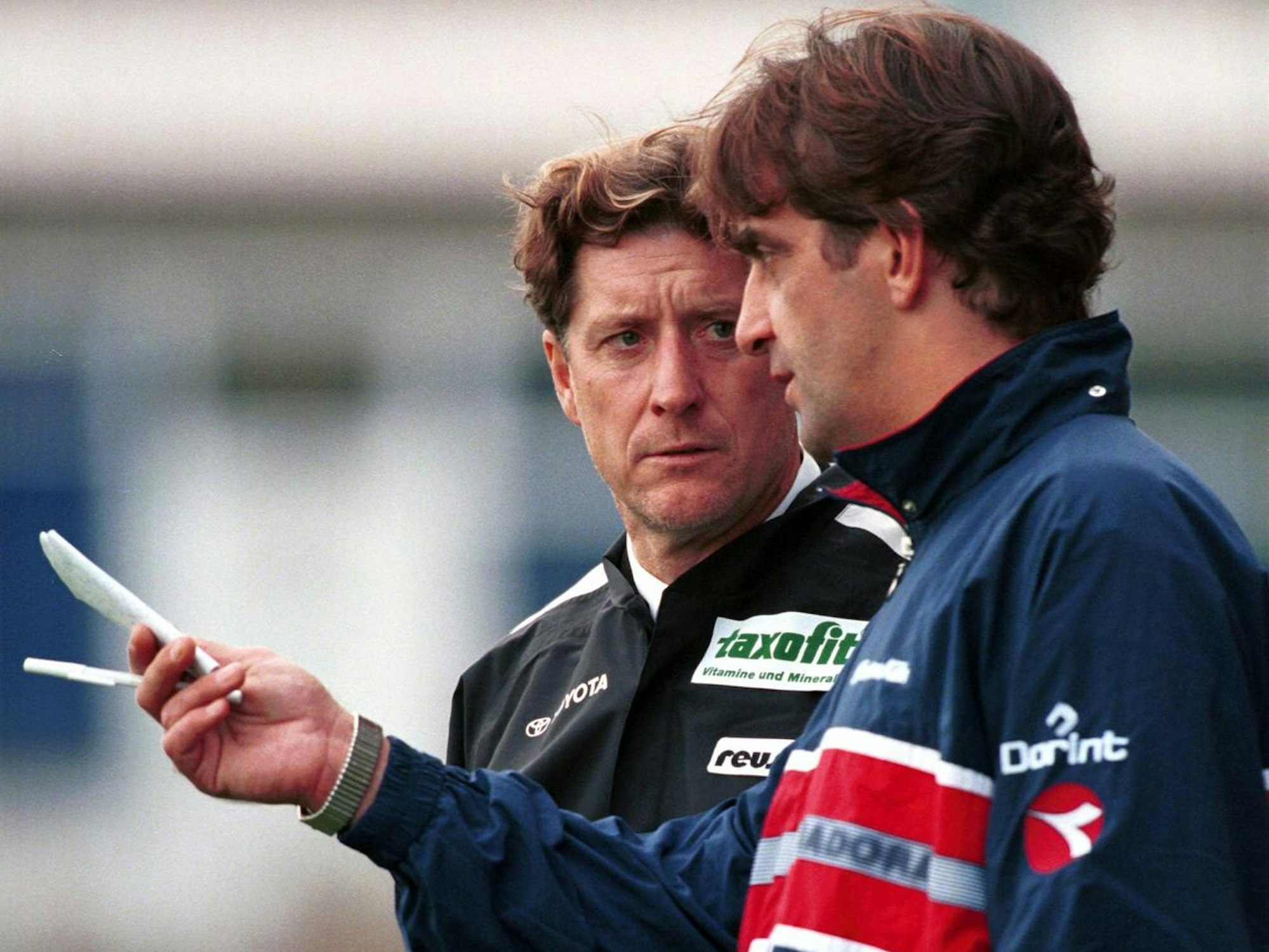 Toni Schumacher mit seinem Assistenten Ralf Minge bei Fortuna Köln im Oktober 1998.