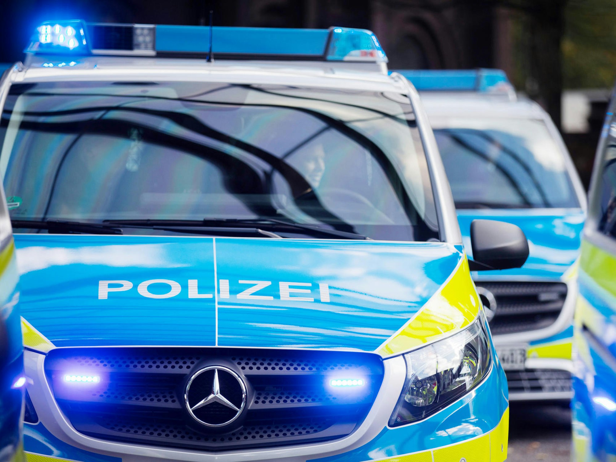 Die Dortmunder Polizei sucht einen Mann, der am Wochenende in Dortmund mehrere Schüsse auf einen 32-Jährigen abgegeben hat. Das Opfer erlag im Krankenhaus seinen Verletzungen. Das undatierte Symbolbild zeigt Polizeiautos.