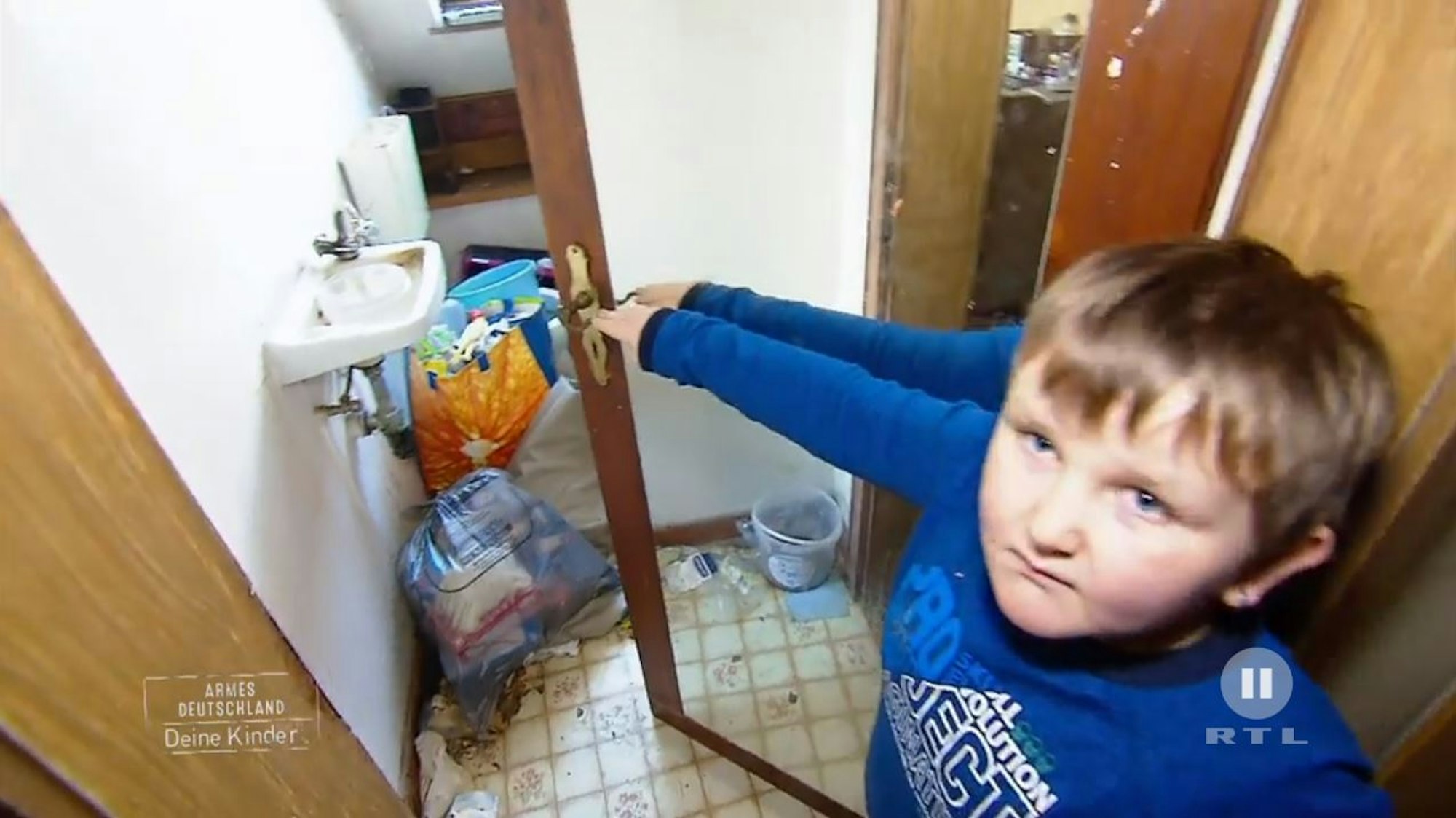 philip zeigt badezimmer