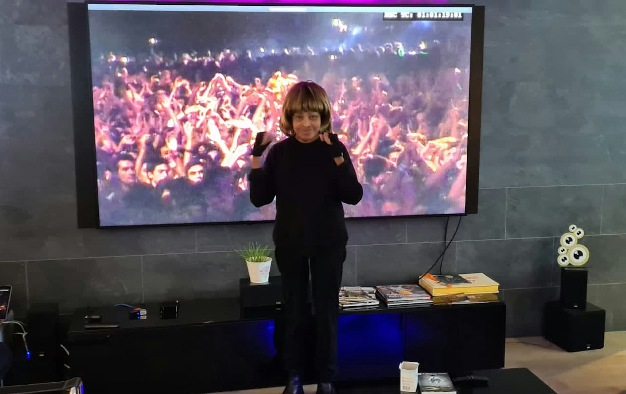 Dieses Foto wurde am 22. März 2021 auf den Social-Media-Kanälen von Tina Turner veröfentlicht. Es zeigt die Rocklegende in ihrem Haus am Zürich-See