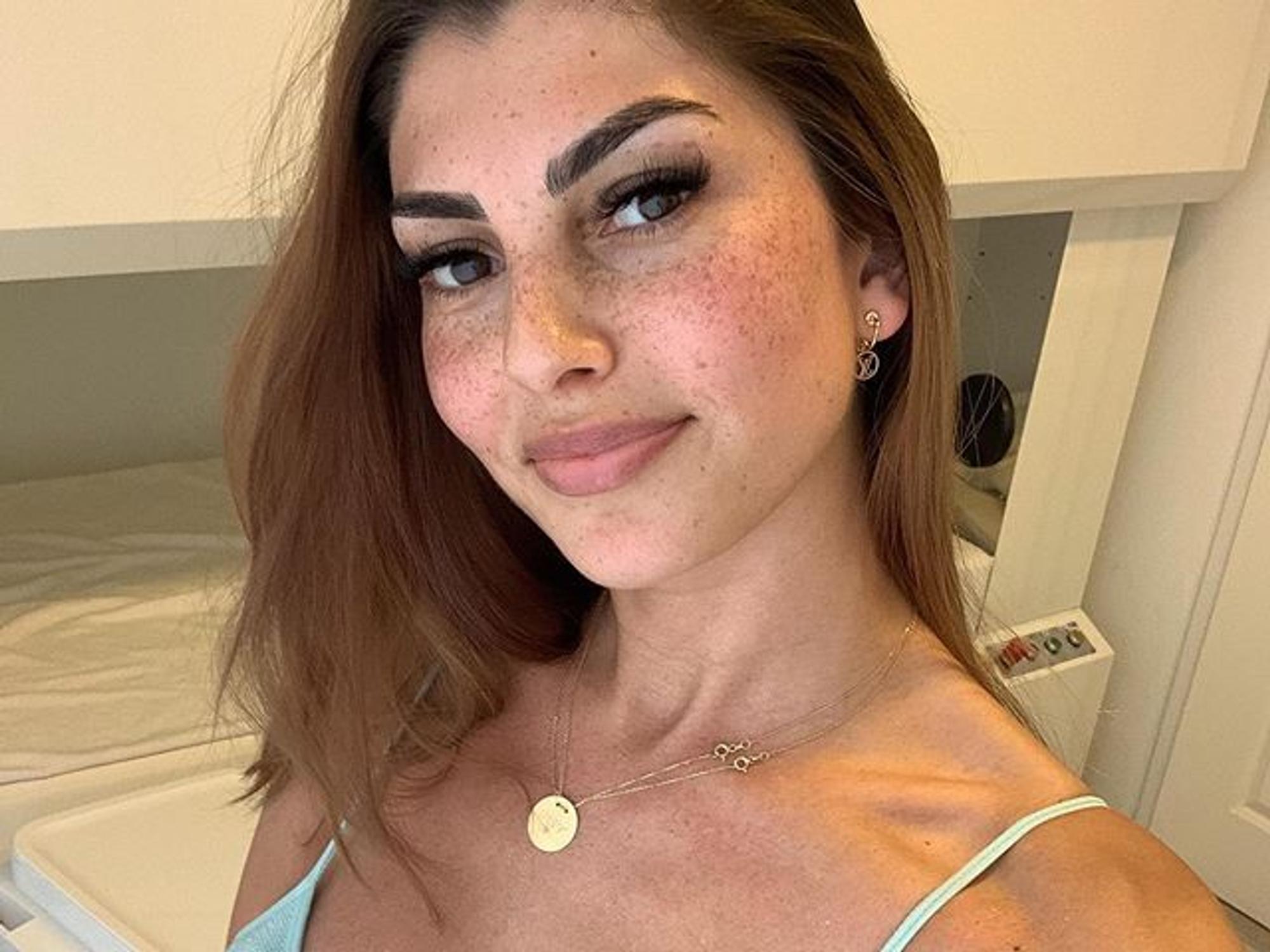 Yeliz Koc (hier ein früheres Selfie) hat ihren krassen After-Baby-Body präsentiert.